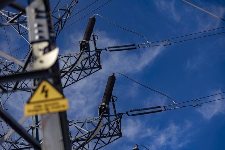 La patronal de las eléctricas apoya la ampliación de las rebajas fiscales en el recibo de la luz