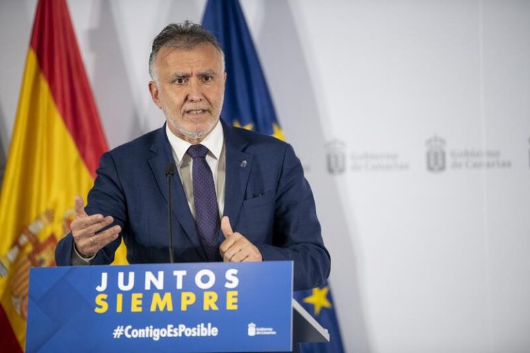 Canarias apoya el uso de la mascarilla en exteriores y pide a los padres que vacunen a sus hijos