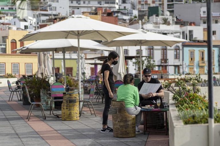 La facturación de las empresas modera su avance en octubre al 17,4% y suma ocho meses de alzas
