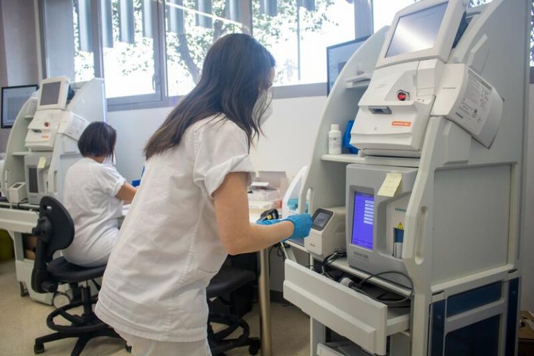 SEIMC elogia el esfuerzo de los microbiólogos clínicos ante el colapso por las pruebas diarias de COVID-19