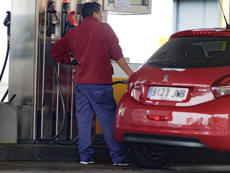 El precio de los carburantes baja por quinta semana consecutiva y se aleja de los máximos anuales