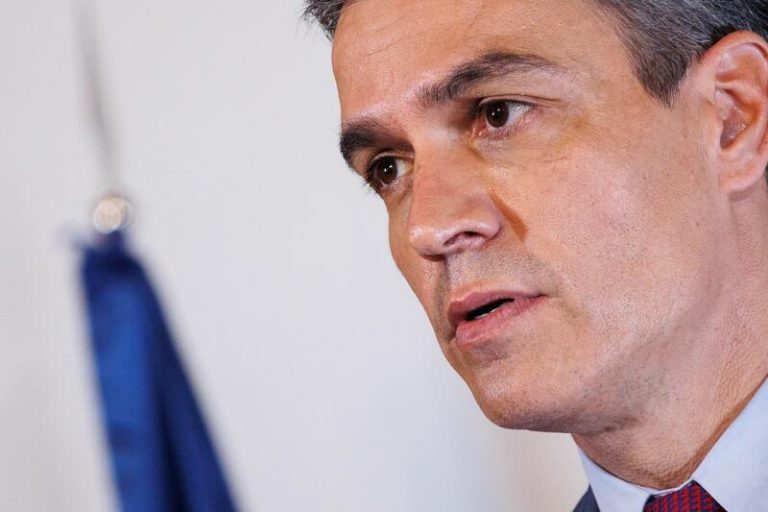 Sánchez define como «éxito colectivo» el primer año de la vacunación