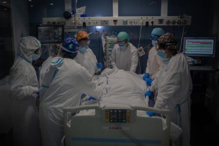 Cataluña registra 23.850 casos y 31 muertes en las últimas 24 horas