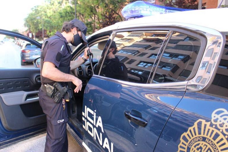 Detenido un joven por agredir a su pareja en plena calle de Valencia