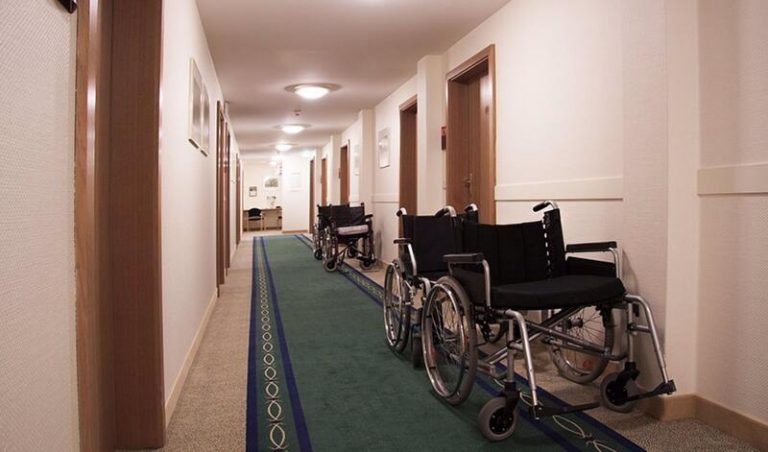 Andalucía registra 192 usuarios y 364 trabajadores de residencias con positivos Covid