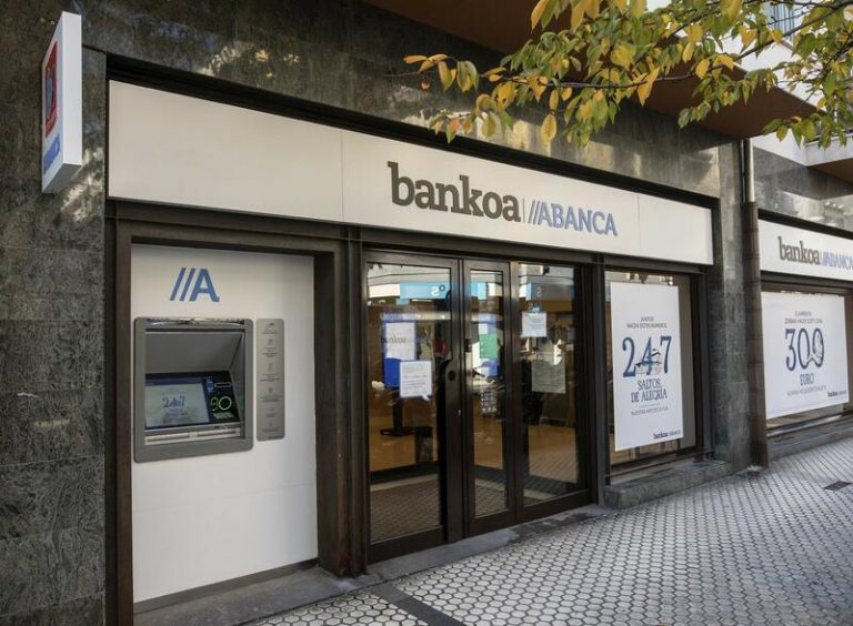 Abanca y sindicatos cierran un ajuste de empleo para un máximo de 140 trabajadores