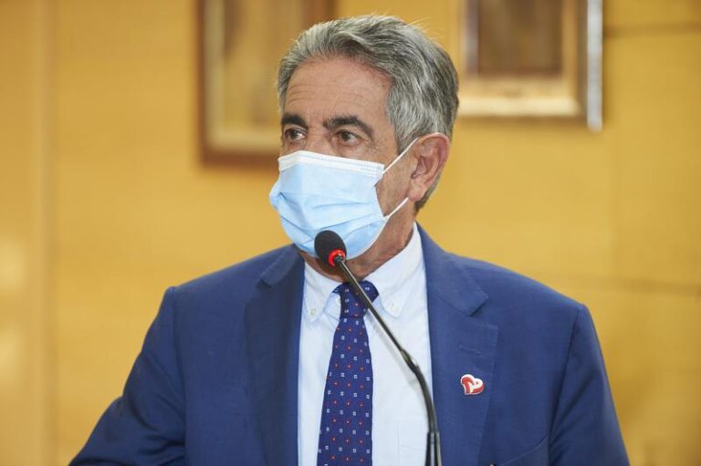 Revilla es «totalmente partidario» de reducir las cuarentenas a cinco días