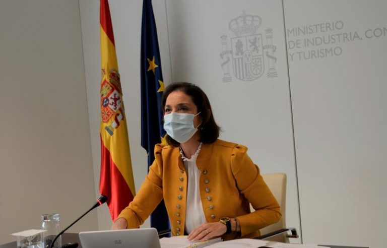 Reyes Maroto asiste este jueves a la firma del acuerdo entre Alcoa y los sindicatos de la fábrica de Cervo