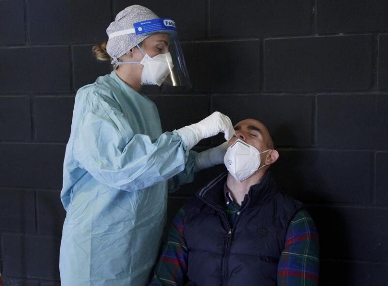 Cantabria modifica el protocolo y hará pruebas a personas vulnerables y con síntomas