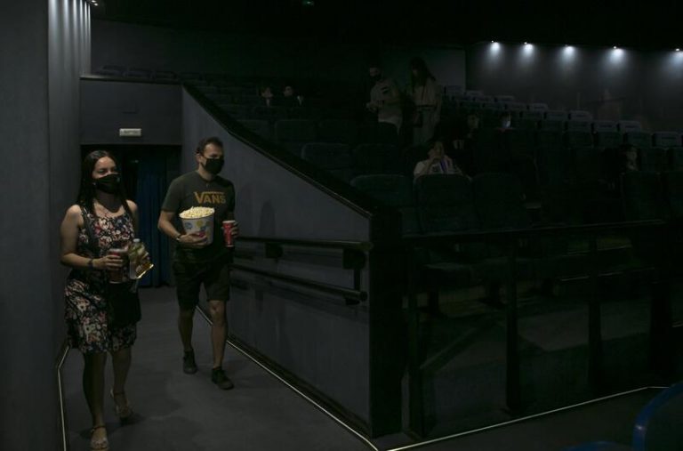 Los exhibidores de cine, «optimistas» para 2022 tras un año con una recuperación ‘a medias’
