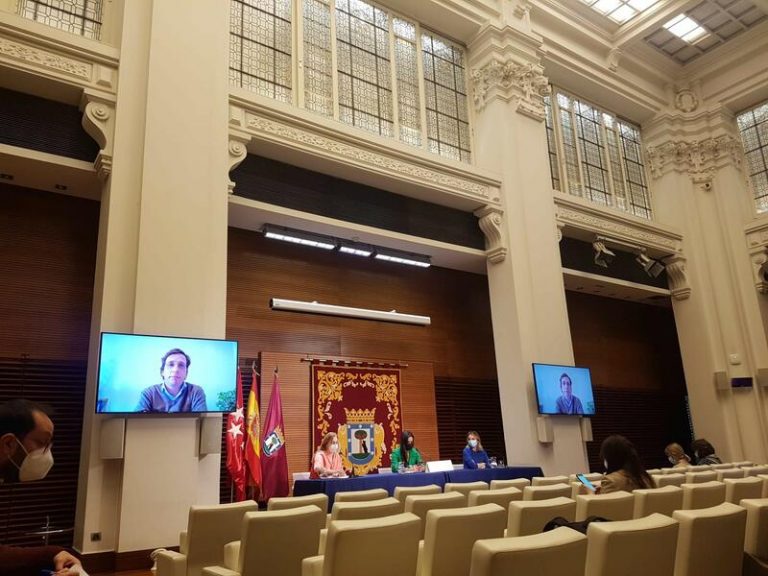 Almeida se declara indiferente a la «catarata de insultos de Vox y su entorno tuitero»