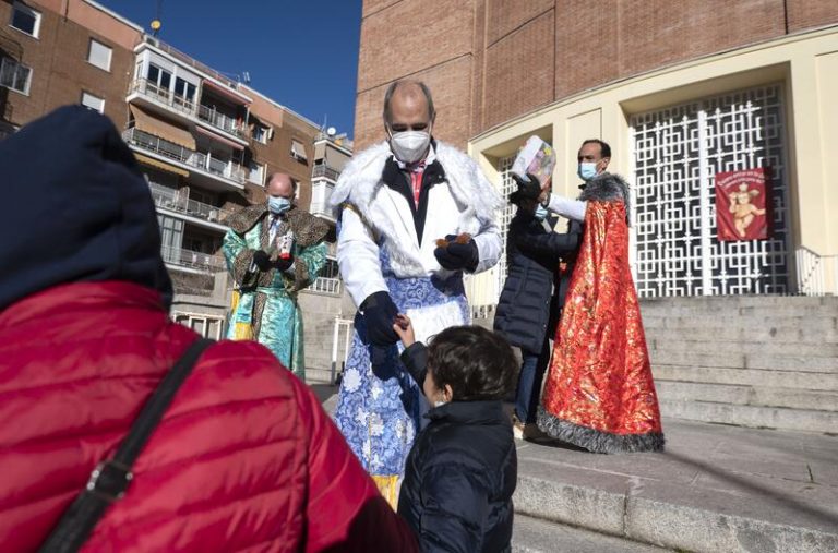 La Fundación Madrina reparte regalos a los niños de Cañada Real y de las «colas del hambre»