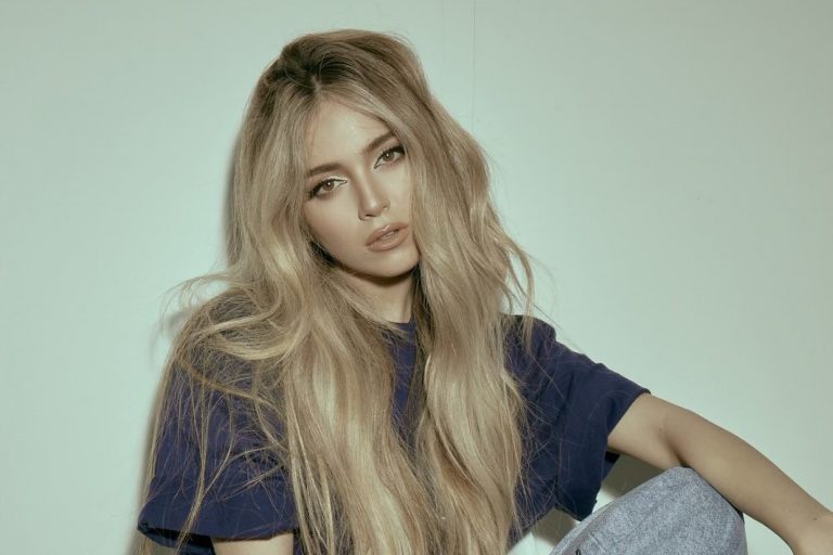 Ana Mena en ‘Navidad contigo’, su nuevo vídeo