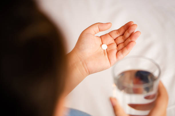 Aspirina En La Mano De Una Mujer
