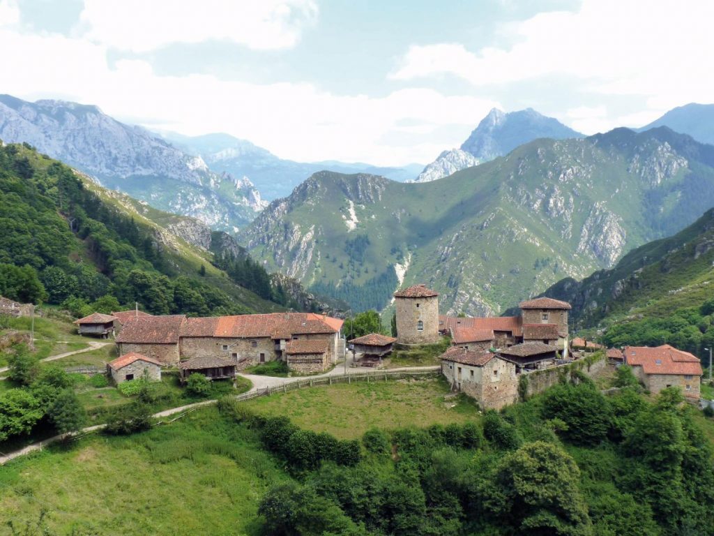 Pueblo De Bandujo En Asturias, España