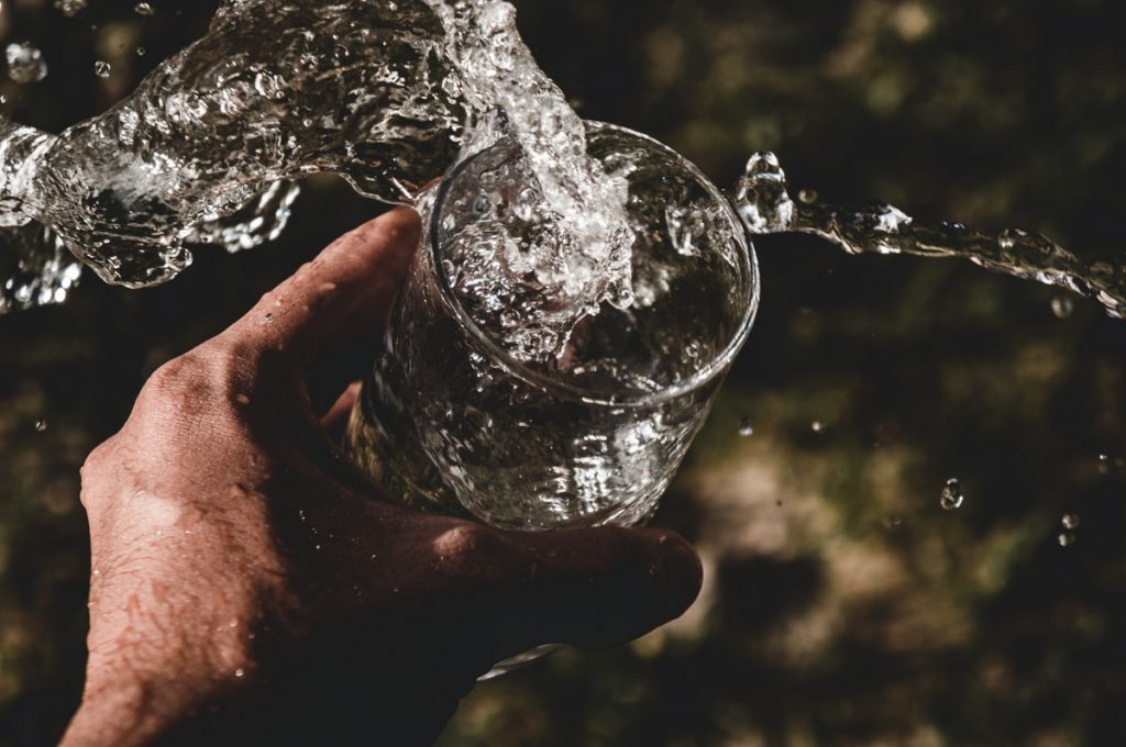 ¿Qué Cantidad De Agua Debe Beber Una Persona Por Día?