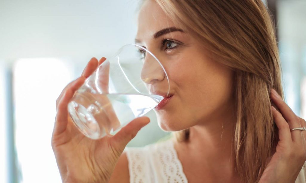 ¿Entonces Es Bueno O Malo Beber Agua Con Las Comidas?