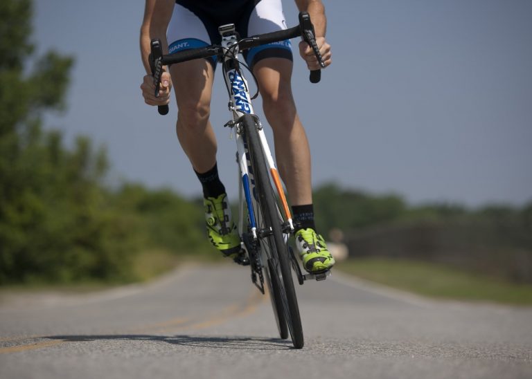 Conoce las multas que te puede poner la DGT siendo ciclista
