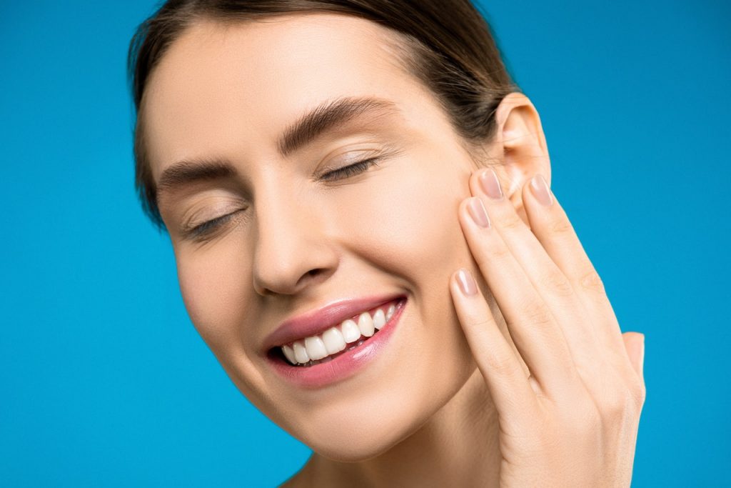 Dolores En Los Dientes Por Comerte Las Uñas