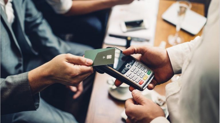 El 83% de los negocios en España ya admite el pago ‘contactless’ con el móvil o con tarjeta