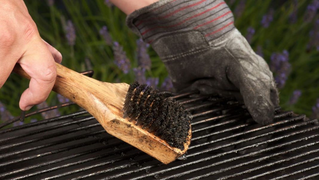 El truco para limpiar sin esfuerzo la rejilla del horno