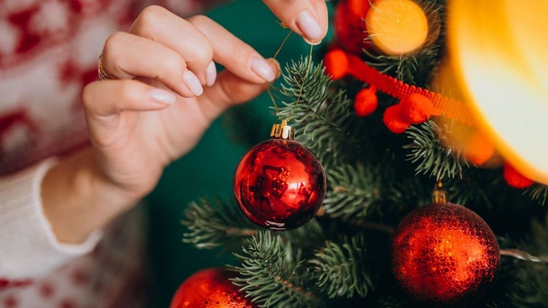 Esta es la app que te dice cómo y cuántos adornos navideños usar en tu árbol de Navidad