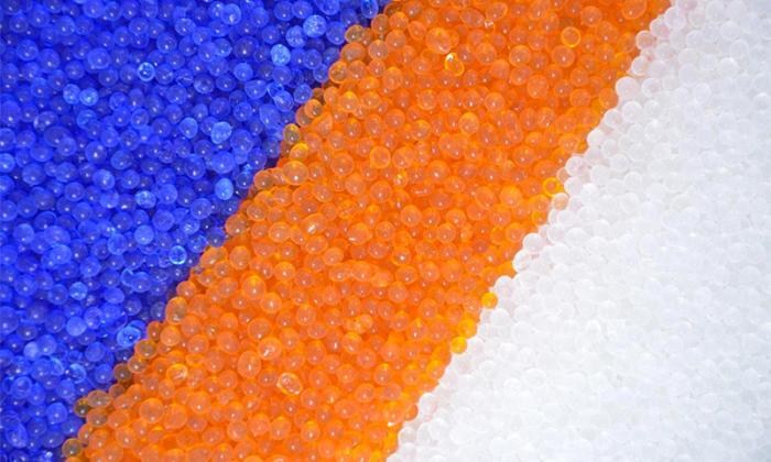 Este es el motivo por el que no deberías tirar las bolsitas de silicona