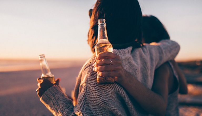 Esto es lo que le pasa a tu piel si te pasas con el alcohol