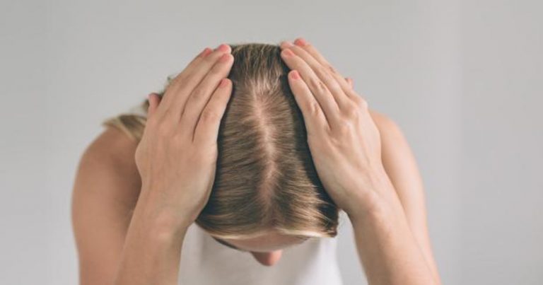 Estos son los nutrientes que te faltan si se te parte el pelo