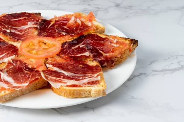 Jamon En Pan Con Tomate