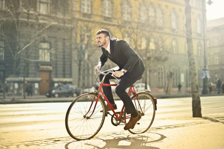 La norma de la DGT con los ciclistas que te puede quitar 200 euros del bolsillo