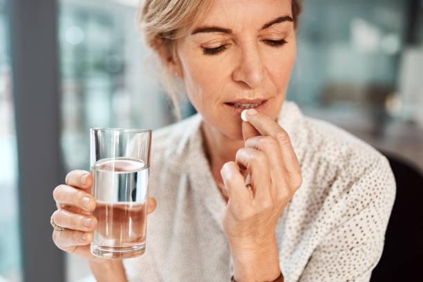 Mujer Tomando Aspirina