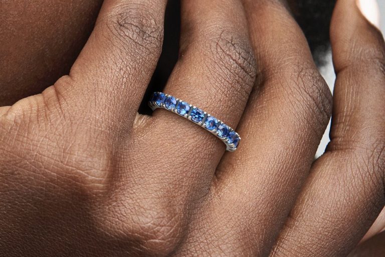 Es de plata y brilla: el nuevo anillo de Pandora que causa furor