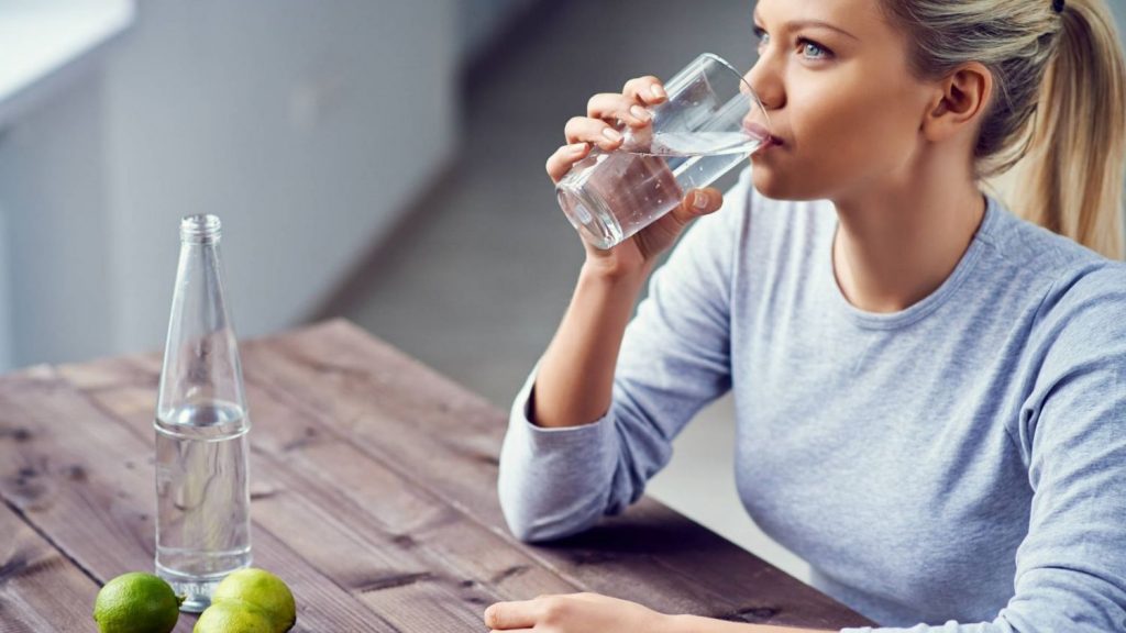 Por qué deberías beber agua nada más al levantarte