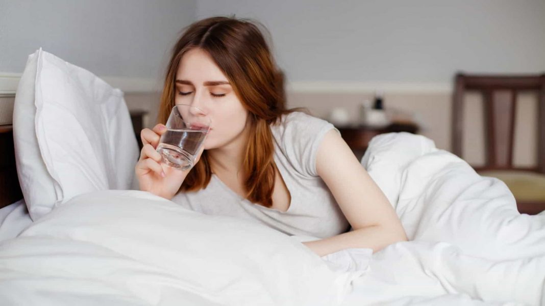 Por qué deberías beber agua nada más al levantarte