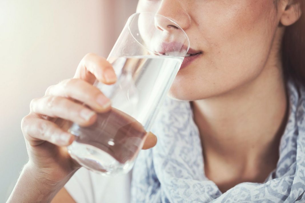 El motivo por el que no debes beber agua si tomas dulce