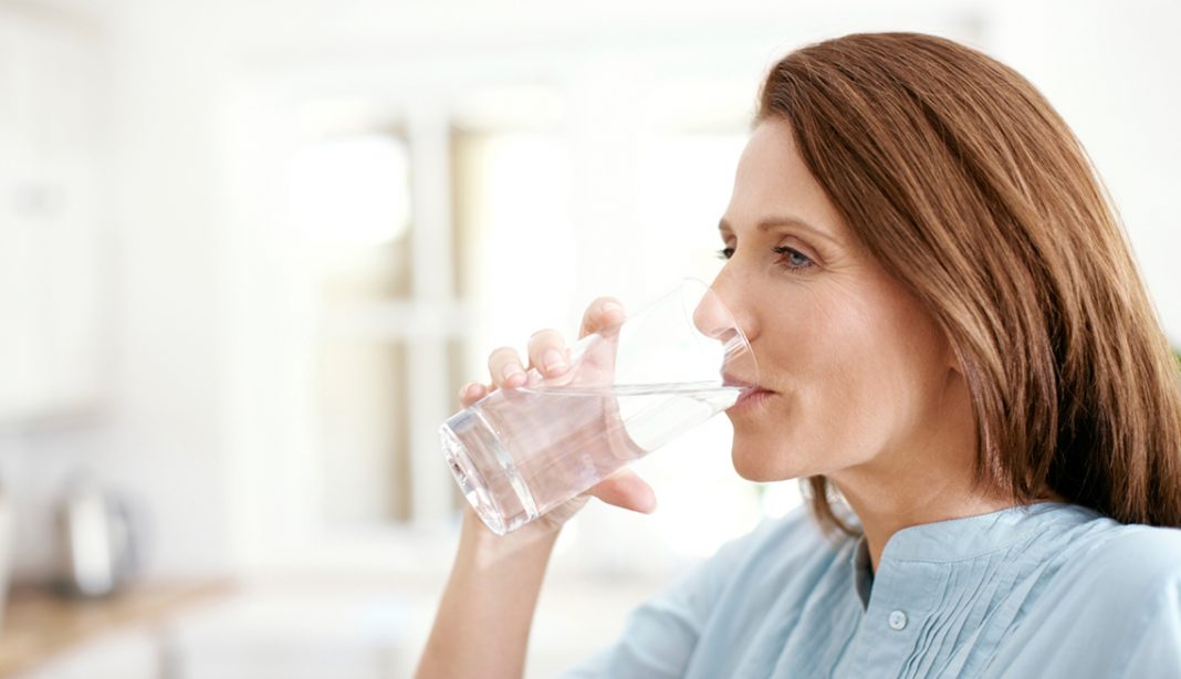 Por qué deberías beber agua nada más al levantarte