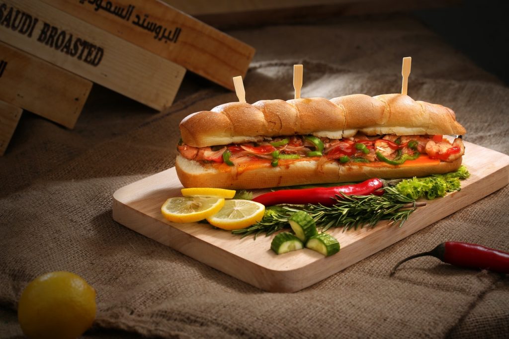 Sándwich Con Requesón Y Tomate, Una De Las Recetas Más Fáciles Que Puedes Hacer
