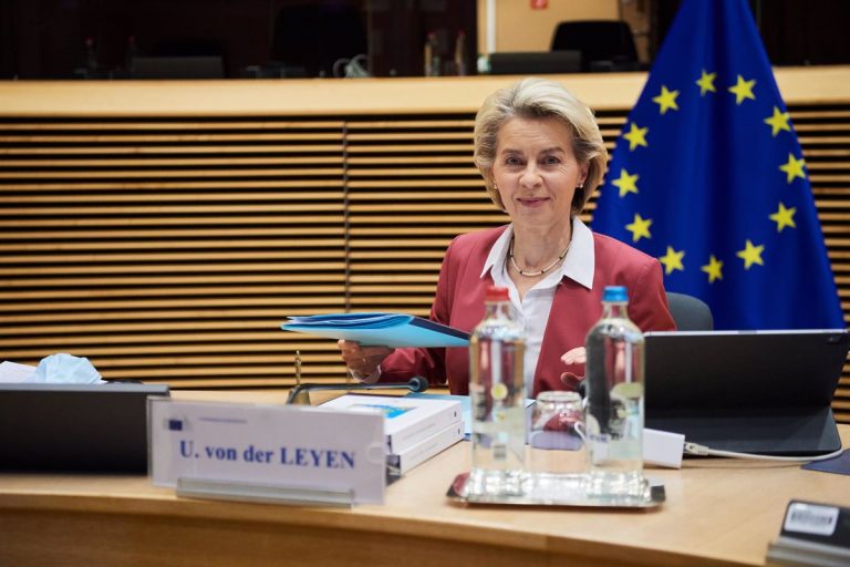 Von der Leyen pide una «discusión» sobre la obligatoriedad de las vacunas en la UE