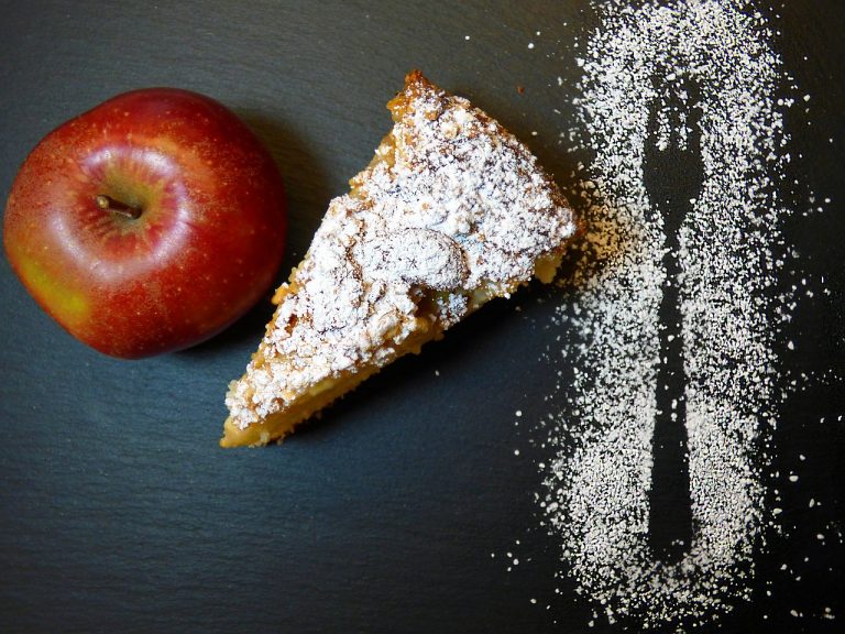 Bizcocho de manzana: así lo haces en el microondas en menos de 10 minutos