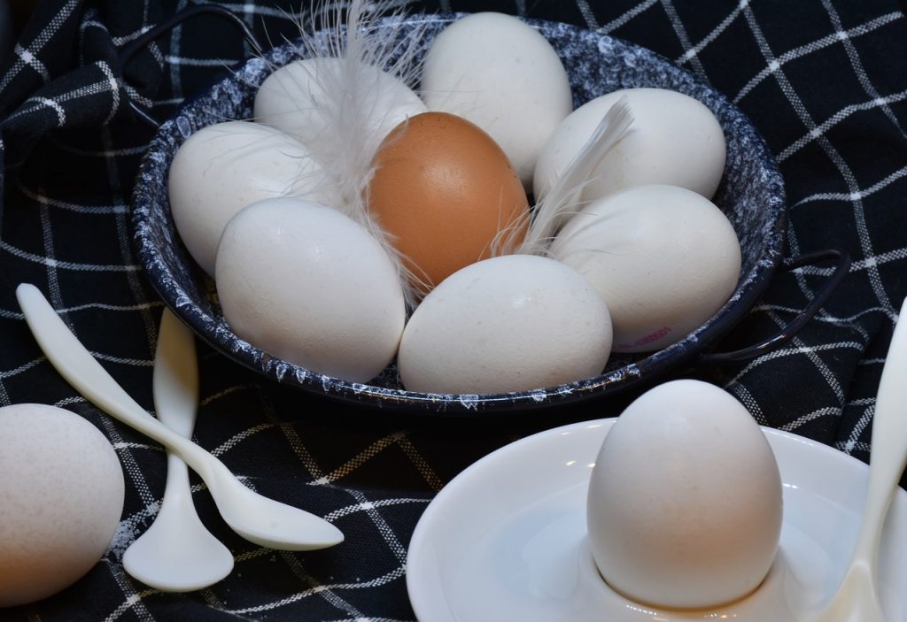 Huevos blancos o marrones: cuáles están más ricos