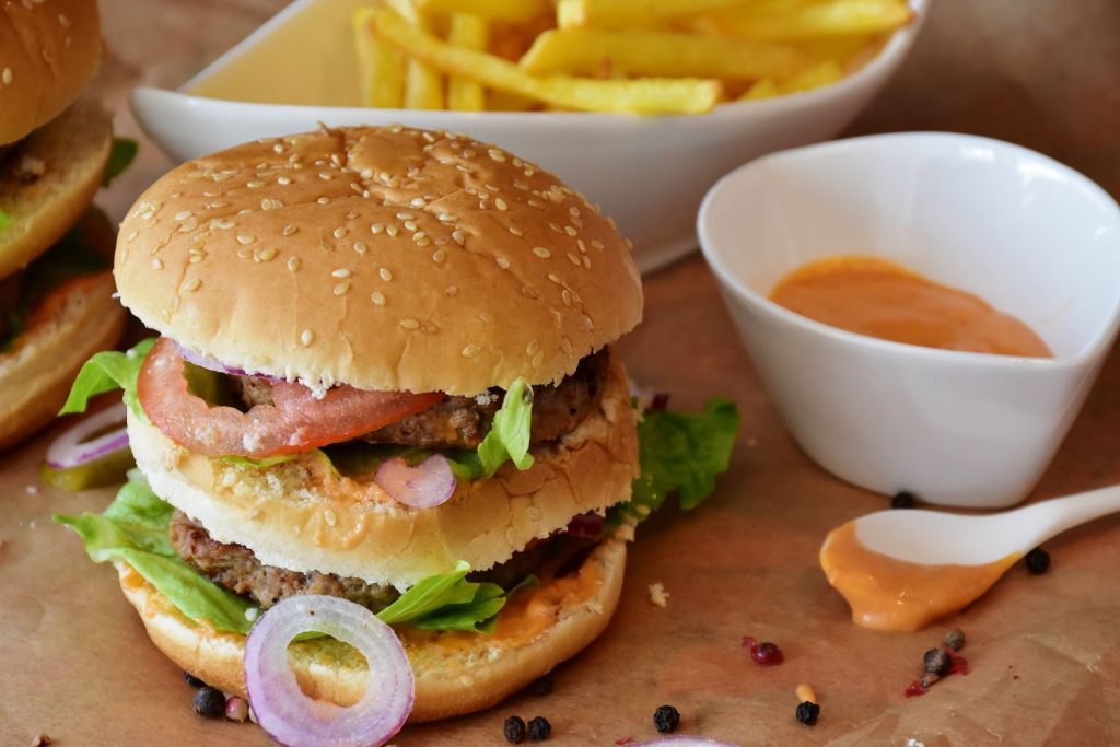 Cuando De Salsas Versátiles Se Trata, Podemos Mencionar Por Su Puesto A La Mayonesa Y El Ketchup Como Algunas De Ellas. Ahora Bien, Cuando Ambas Se Juntan, Solo Puede Pasar Una Cosa, Y Esa Es, La Perfección. No Hay Sabor Que Iguale Al De Unas Frescas Gambas Con Esta Salsa Rosa, La Cual Es Tan Sabrosa, Que Combina También Con Las Más Ricas Ensaladas De Fruta. Para Arguiñano, Una Salsa Rosa Perfecta Es El Resultado De La Mezcla Armoniosa De Algunos Ingredientes Y Por Supuesto, Contó Todo Para Que Quede Realmente Deliciosa. Conoce Los Ingredientes Que Según El Carismático Chef, Lleva Esta Tradicional Salsa Y Anímate A Disfrutarla. La Salsa Rosa, Digna De Un Nobel: Este Es Su Origen Son Muchos Los Orígenes Que Se Le Atribuyen A La Salsa Rosa Y Esto Se Debe A Que Por La Mezcla De Ingredientes Con La Que Se Prepara, Son Muchas Las Variaciones Que Han Surgido. Ahora Bien, Todo Indica Que Esta Salsa Tal Como La Conocemos En La Actualidad, Nació De La Mano De Luis Federico Leloir, Un Reconocido Científico Que De Hecho, Llegó A Ganar Un Premio Nobel En Química Gracias A Sus Investigaciones. Este Francés Que Se Trasladó A Argentina A Temprana Edad Y Durante Un Paseo Con Amigos, Mezcló Ketchup Con Mayonesa Para Acompañar Unos Langostinos, Y De Allí Nació La Popularmente Conocida Salsa Rosa. En 1970, Leloir Afirmó: &Quot;Si Hubiese Patentado La Salsa Rosa, Ganaría Mucho Más Dinero Que Como Científico&Quot;. Entre Salsas, Nombres Y Orígenes Aunque Este Nobel Inventó Este Aderezo, Ya En Estados Unidos Existía Uno Muy Parecido, La Salsa 'Thousand Island Dressing', La Cual, También Se Prepara Con Los Dos Mismos Ingredientes Principales, Y Le Es Añadida Una Cierta Cantidad De Verduras Encurtidas Picadas. Lo Cierto Es Que Fue La Versión Del Químico La Que Llegó A España, Y Allí Nació Su Nombre Final “Salsa Rosa”, Que También Se Conoce En Latinoamérica Bajo Diversos Nombres, Como: ‘Mayocachú’ En República Dominicana, ‘Mayoketchup’ En Puerto Rico Y ‘Salsa Rosada’ En Venezuela. La Versión Que Presenta Arguiñano, Es Adaptada A La Original, Así Que Será De Lo Más Auténtica. Estos Son Los Ingredientes De La Original Cuando A Mediados De 1920, Luis Federico Leloir, Asistió Al Golf Club En Compañía De Sus Amigos, Se Encontraba Algo Cansado De Comer Los Camarones Con Una Simple Mayonesa; Es Por Esta Razón Que Solicitó Que Se Le Llevara A La Mesa Otros Ingredientes, Entre Los Que Le Llevaron: Limón, Vinagre, Mostaza, Ketchup Y Especias. Con Una Mayor Proporción De Mayonesa, Un Poco De Ketchup, Limón Y Mostaza, La Salsa Resultó Perfecta. Entre Industrial Y Casera, La Casera Está Mejor Si Vas Al Supermercado Y Buscas Una Salsa Rosa, Seguramente Podrás Observar Que Existe Una Gran Variedad De Marcas Y Presentaciones; Y Sí, Aunque Muchas De Ellas Se Pueden Considerar De Buen Sabor, Nada Como Prepararla En Casa. En Esta Propuesta De Karlos Arguiñano, Podrás Comprobar Por Ti Mismo Lo Fácil Que Es Hacer Esta Salsa En Casa. Su Sabor Te Sorprenderá, Y Sus Ingredientes, Son De Lo Más Sencillos. La Propuesta De Arguiñano Para Alegrar Cualquier Plato Si Bien, La Salsa Rosa Combina Divinamente Con Unos Camarones O Langostinos Frescos, También Es Común Encontrarla Acompañando Otro Tipo De Proteínas, Como Pollo, Filetes Y Pescados. Por Su Sabor Algo Atrevido, Es Perfecta Para Servir Junto A Unas Crujientes Patatas Gajo Y Comerlas Mientras Se Disfrutan Unas Buenas Cervezas Frías. Estos Son Los Ingredientes Que Utiliza Arguiñano Para Hacer La Más Exquisita Salsa Rosa La Propuesta Que Ha Presentado Karlos Arguiñano, Se Adapta Perfectamente A La Más Auténtica Salsa Rosa; Y Así, Como Hace Muchos Años, Se Fuisonaron De Manera Perfecta Unos Pocos Ingredientes, De La Misma Manera, Este Chef Ha Logrado Sorprender Con Este Delicado Resultado. Necesitarás Para La Mayonesa Casera: 1 Huevo, Aceite, Sal, Limón. Para La Salsa Rosa: Mayonesa, 2 Cucharadas De Zumo De Naranja, 3 Cucharadas De Ketchup, ½ Cucharadita De Salsa Picante (Puede Ser Tabasco), 1 Cucharadita De Salsa Inglesa Y 1 Cucharada De Whisky. Comienza Por La Preparación De La Mayonesa Casera Al Estilo De Arguiñano Hacer La Mayonesa Casera Al Estilo De Arguiñano, No Tiene Ninguna Complicación. Solamente Necesitas Tener A La Mano Los Ingredientes Y Un Batidor. Pon En El Batidor El Huevo, Unas Gotas De Limón O Naranja, Sal Y Comienza A Batir Sin Subir El Brazo Batidor. Comienza A Añadir El Aceite En Forma De Hilo Fino Y A Medida Que Observes Que Comienza A Emulsionar, Sube Un Poco El Brazo. Continúa Añadiendo Aceite Hasta Formar Una Crema Suave. Cuida Las Proporciones Para Una Salsa Rosa Perfecta Aunque Se Desconocen Las Proporciones Exactas Que Utilizo Leloir, Para Hacer La Salsa Rosa, Las Proporciones Que Sugiere Arguiñano Te Permitirán Disfrutar De Un Toque De Sabor Perfecto. Por Supuesto, Hay Ingredientes De Los Que Puedes Obviar Su Uso O Aumentar Su Cantidad Según Tu Gusto. No Obstante, Trata De Que No Se Te Vaya La Mano En Alguno De Ellos, Pues Cambiará Por Completo El Resultado Final. Así Se Prepara Esta Rica Salsa Rosa Para Prepararla, Deja La Mayonesa Casera Que Preparaste Dentro Del Batidor. Añade La Salsa Ketchup, Y El Resto De Los Ingredientes Y Procede A Remover Todo Muy Bien Hasta Integrarla Por Completo. El Resultado Debe Ser Una Salsa De Color Rosa Suave Y De Consistencia Cremosa, Pero A La Vez Sedosa, Que Pueda Bañar El Plato En El Que La Vayas A Disfrutar Con Total Elegancia. Forma De Servirla Tal Como Te He Comentado, Esta Salsa Suele Disfrutarse Acompañando Mariscos Como Los Camarones, Gambas Y Langostinos. Sin Embargo, Puedes Añadirla A Los Platillos De Tu Elección. Lo Que Te Puedo Garantizar, Es Que Será Divina Acompañando Un Rico Coctel De Langostinos En La Noche De Navidad.