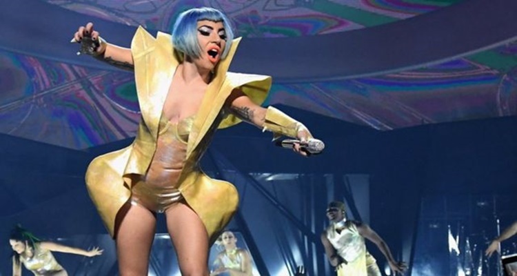 Caida Lady Gaga Fan Karol G