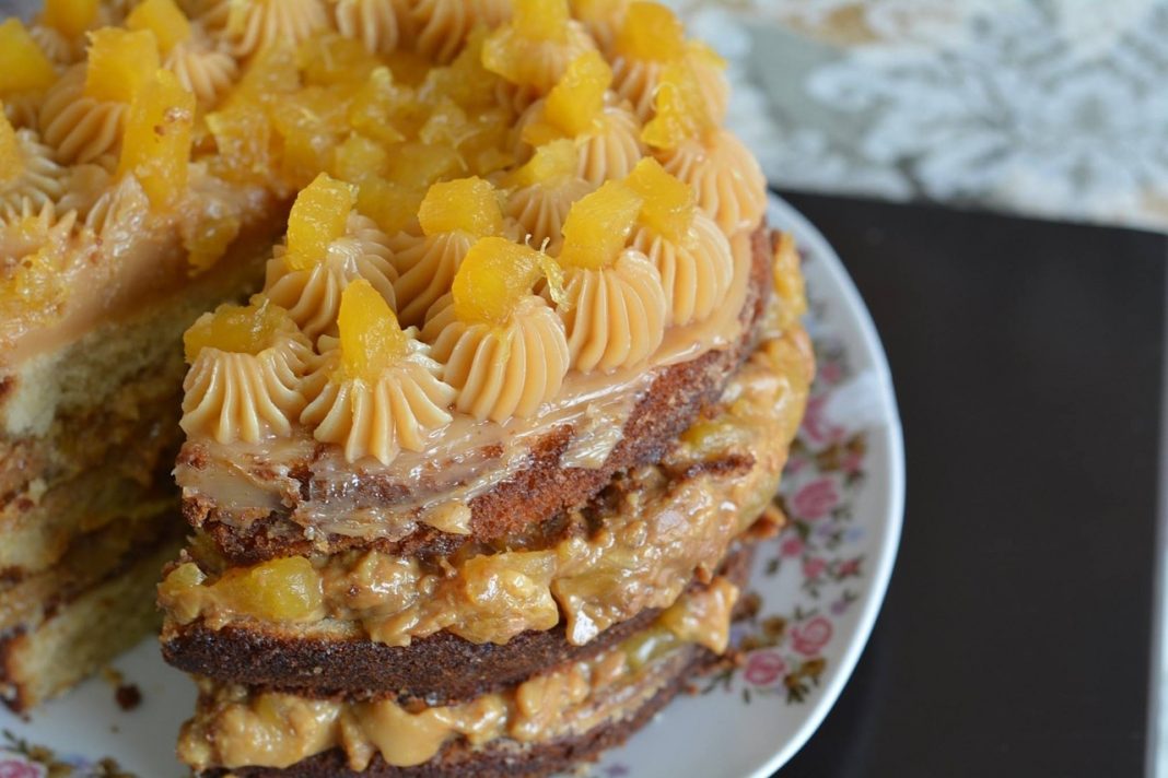 Tarta de piña con dátiles: el postre perfecto para la cena de Navidad