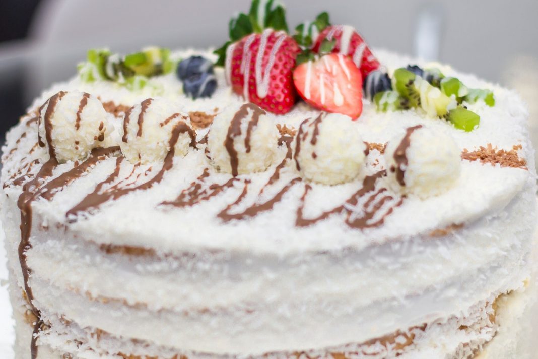 Tarta de chocolate blanco: el postre que solo tardas 5 minutos