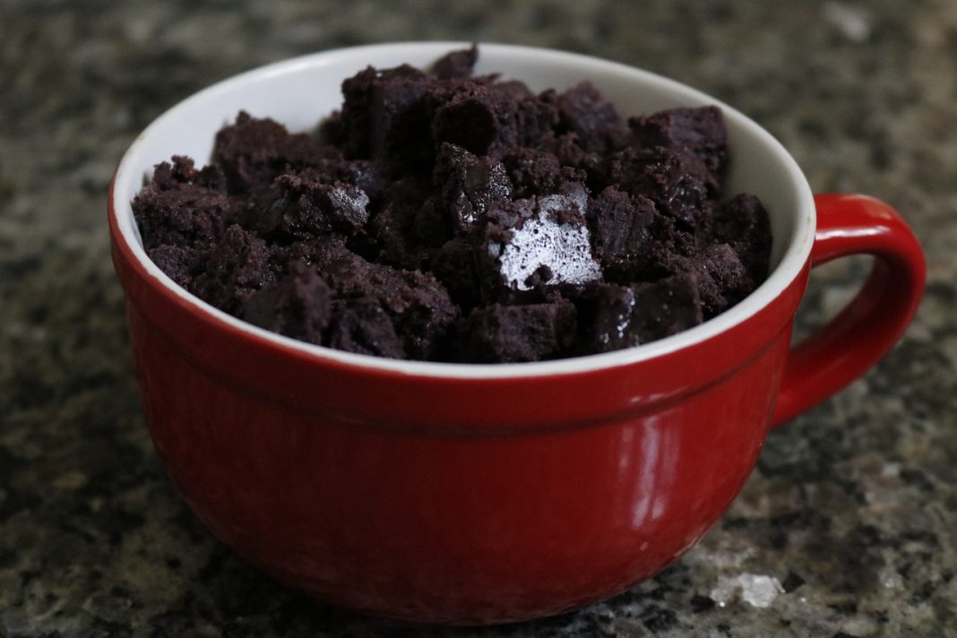 Cómo hacer un brownie a la taza en cinco minutos