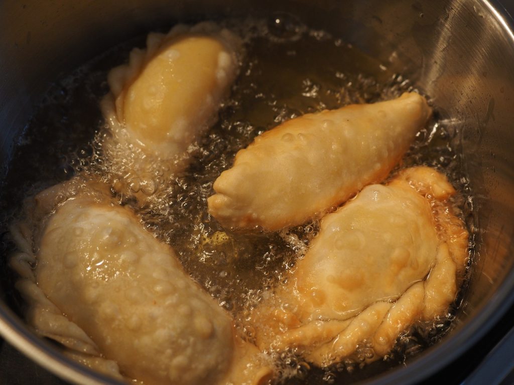 Empanadillas De Atún: El Truco Para Que No Se Te Abran Al Freírlas