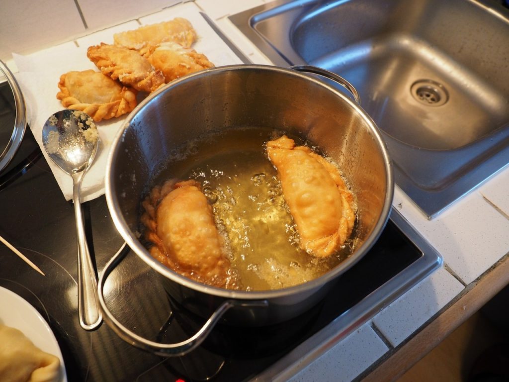 Empanadillas De Atún: El Truco Para Que No Se Te Abran Al Freírlas