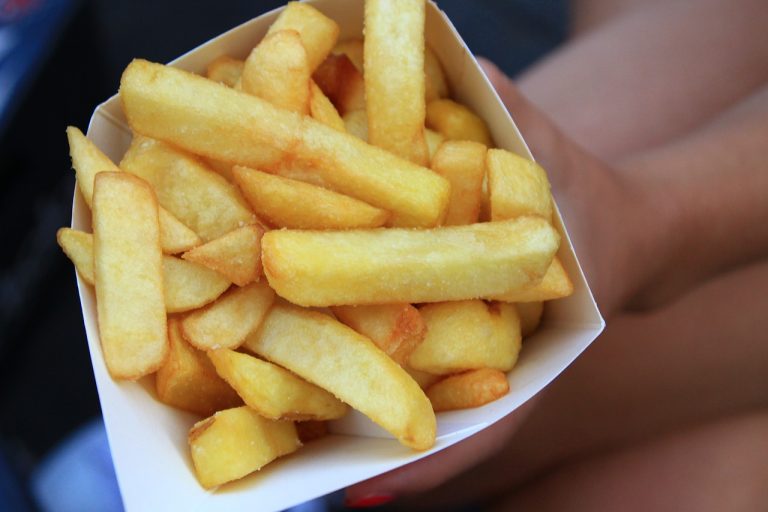 Patatas fritas al horno: así debes cortarlas y colocarlas para que se hagan