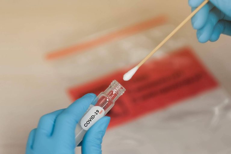 Centro Médico Bravo explica la importancia de realizarse un test COVID aunque se tenga la pauta de vacunación completa